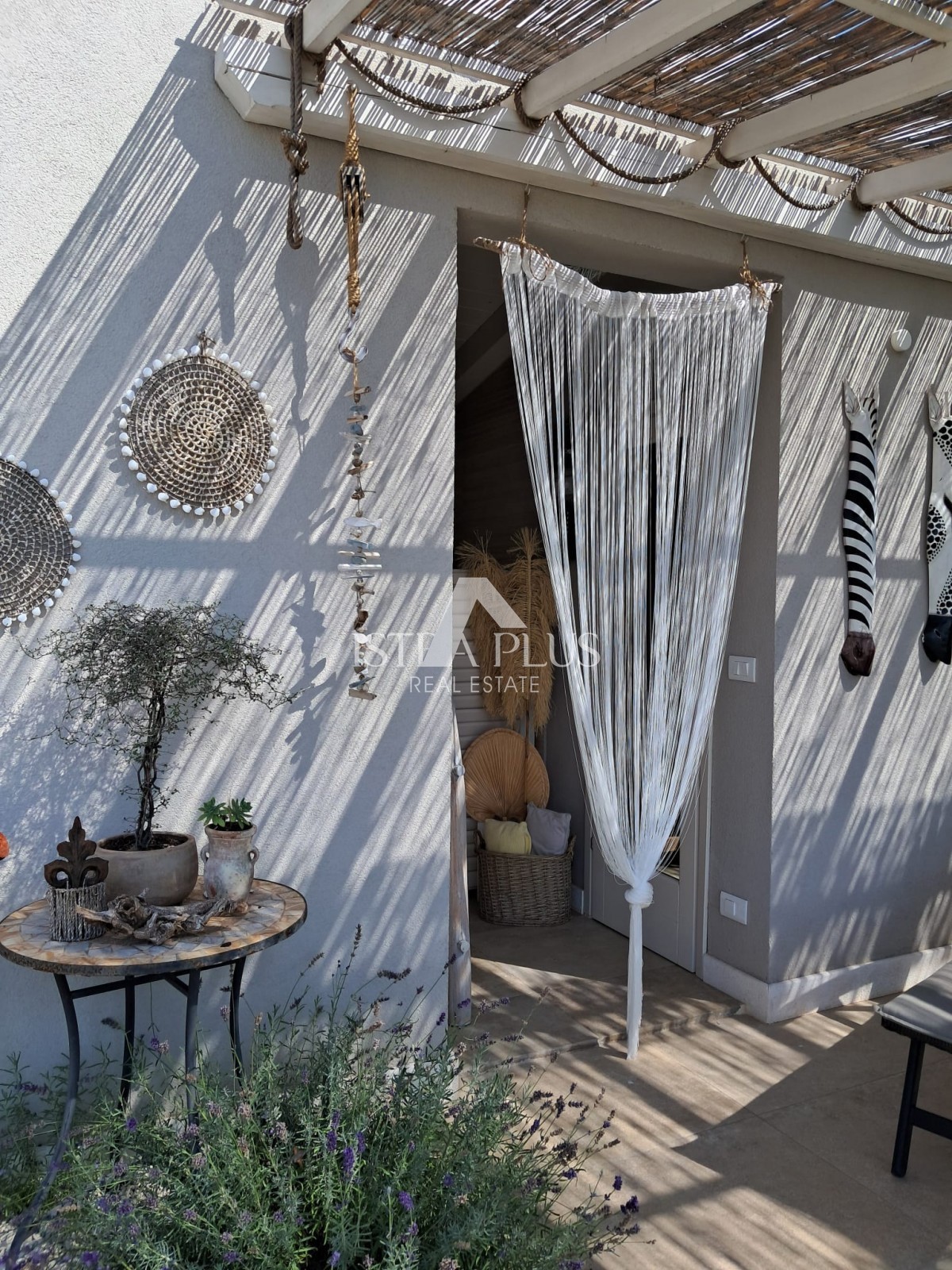 Esclusiva! Una villa unica che coniuga qualità, funzionalità e posizione con vista aperta sul mare.