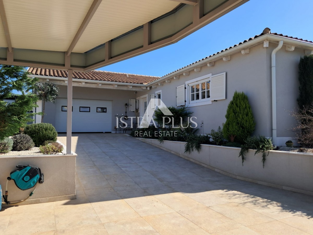 Esclusiva! Una villa unica che coniuga qualità, funzionalità e posizione con vista aperta sul mare.