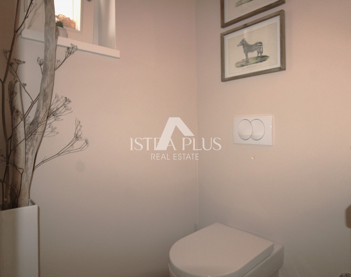 Esclusiva! Una villa unica che coniuga qualità, funzionalità e posizione con vista aperta sul mare.