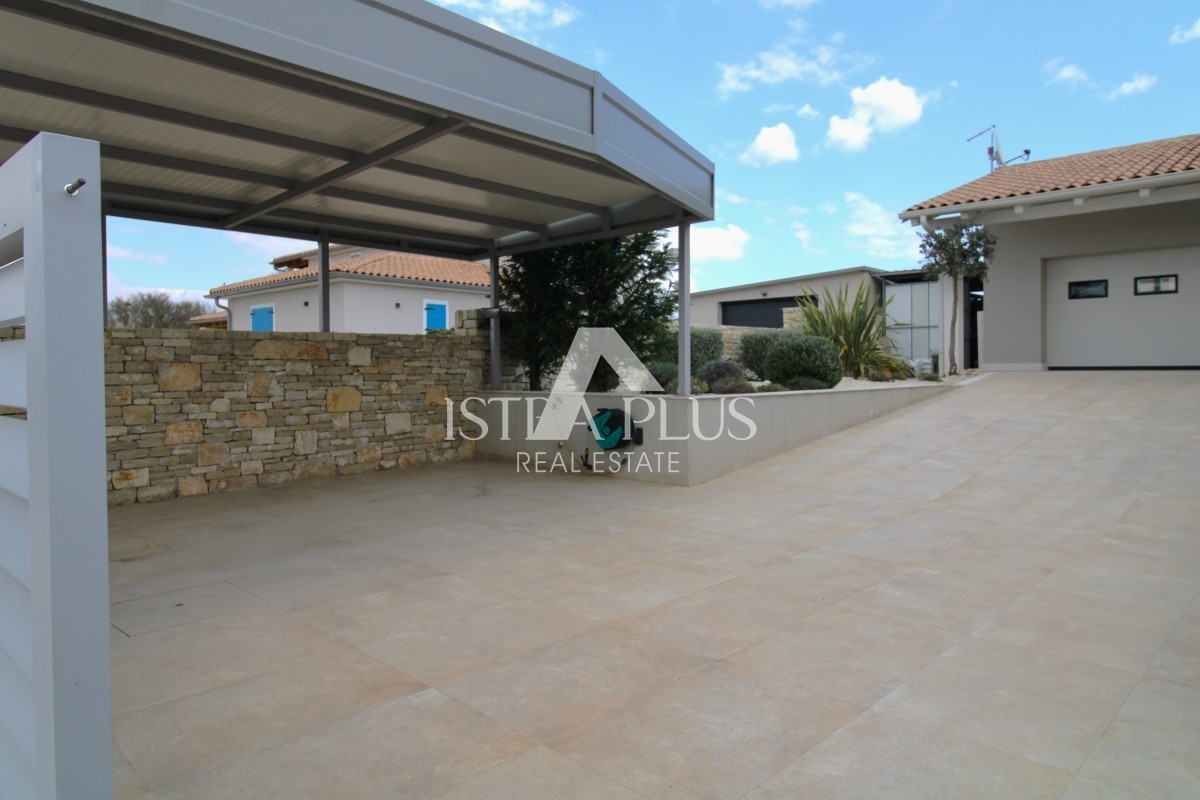 Esclusiva! Una villa unica che coniuga qualità, funzionalità e posizione con vista aperta sul mare.