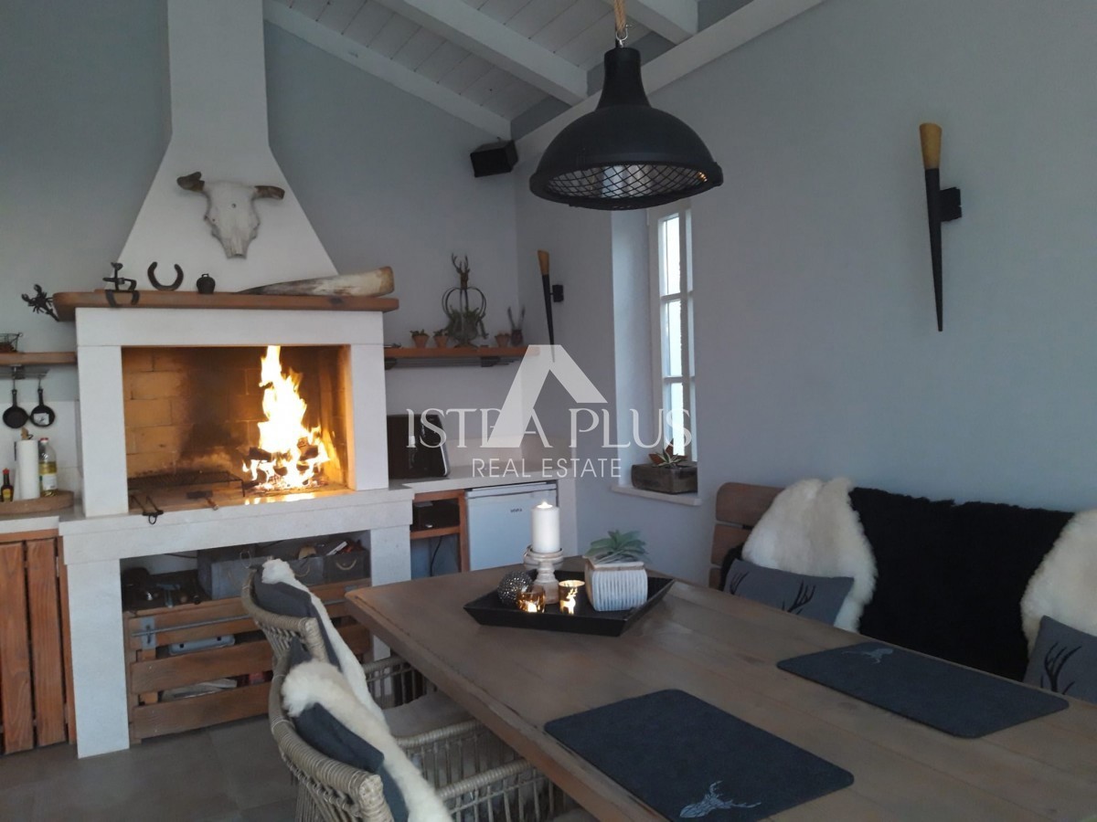 Esclusiva! Una villa unica che coniuga qualità, funzionalità e posizione con vista aperta sul mare.