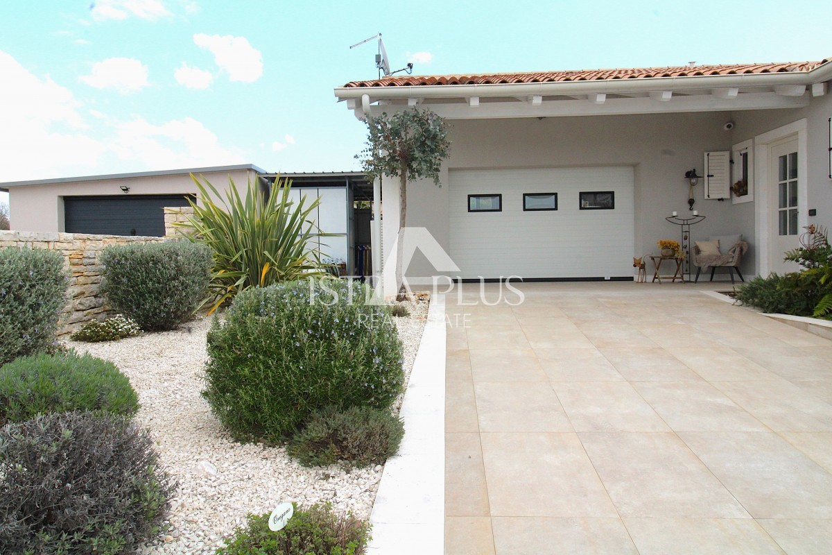 Esclusiva! Una villa unica che coniuga qualità, funzionalità e posizione con vista aperta sul mare.