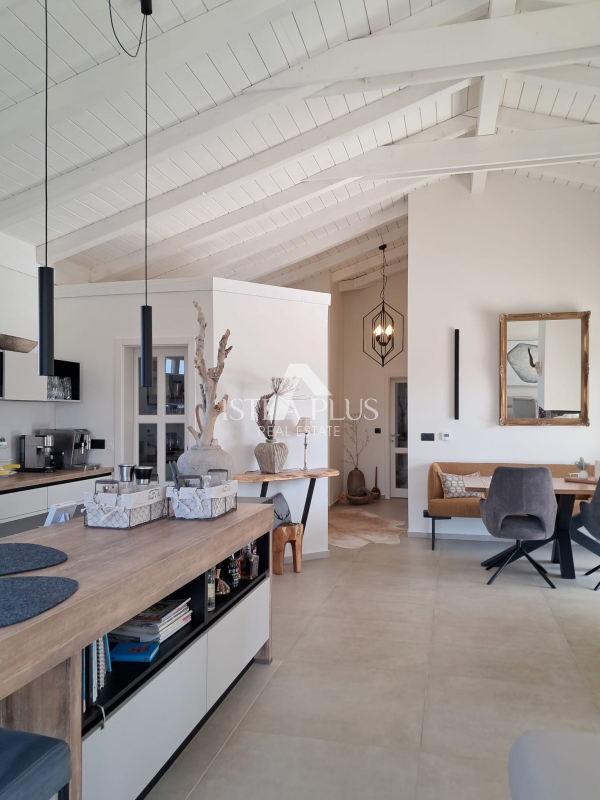 Esclusiva! Una villa unica che coniuga qualità, funzionalità e posizione con vista aperta sul mare.