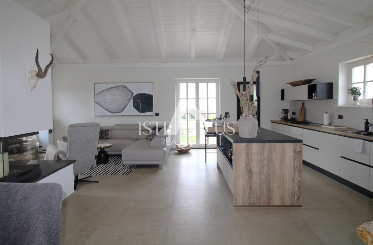 Esclusiva! Una villa unica che coniuga qualità, funzionalità e posizione con vista aperta sul mare.