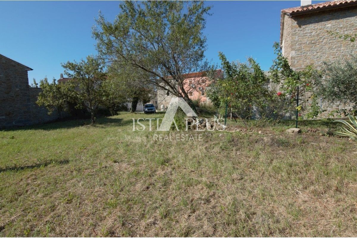 TERRENO CON PERMESSO DI COSTRUIRE PER LA COSTRUZIONE DI UNA FORNITURA - DINTORNI DI BUJE