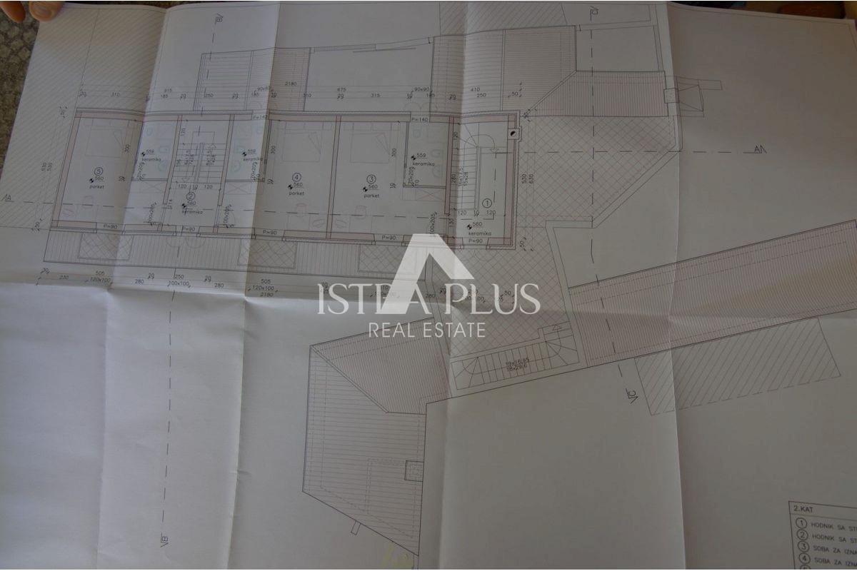 TERRENO CON PERMESSO DI COSTRUIRE PER LA COSTRUZIONE DI UNA FORNITURA - DINTORNI DI BUJE