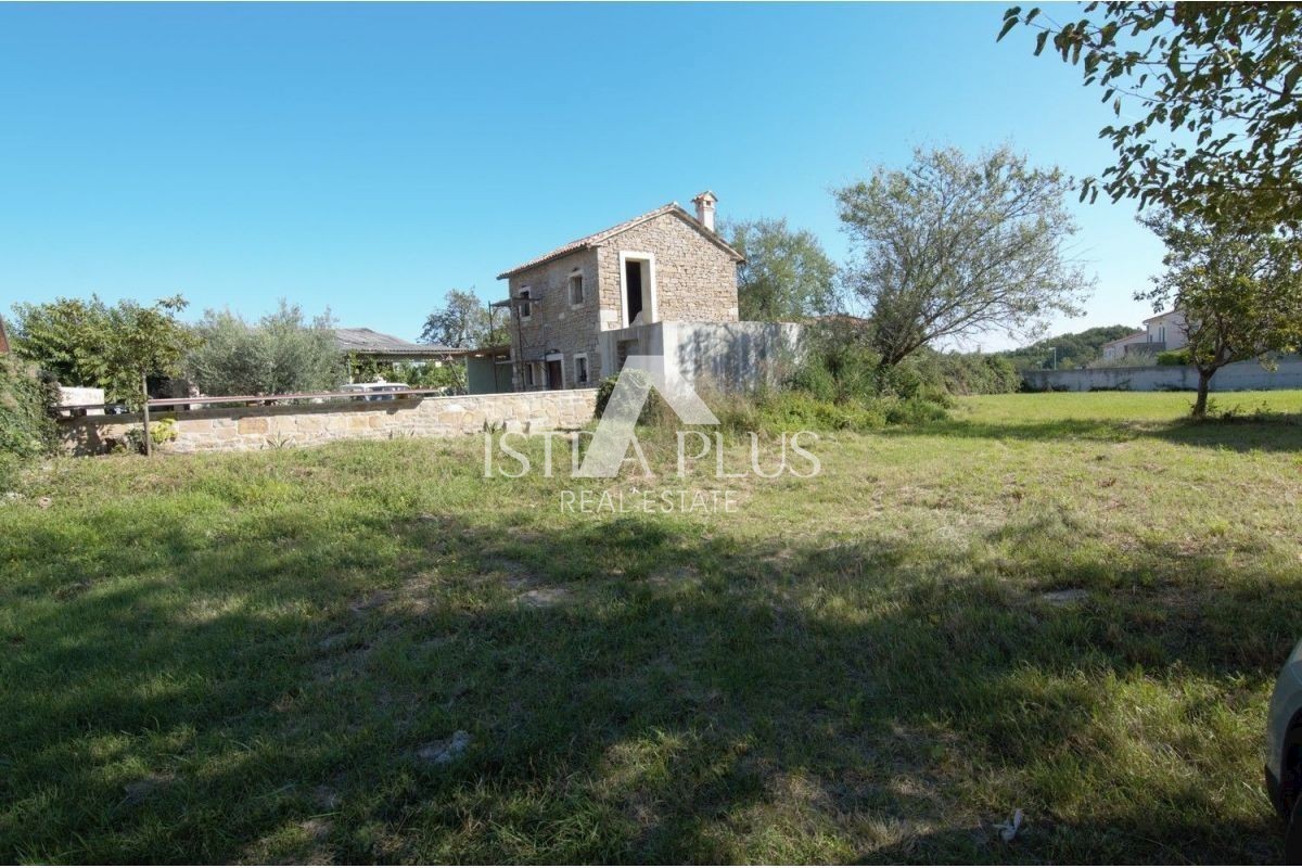 TERRENO CON PERMESSO DI COSTRUIRE PER LA COSTRUZIONE DI UNA FORNITURA - DINTORNI DI BUJE