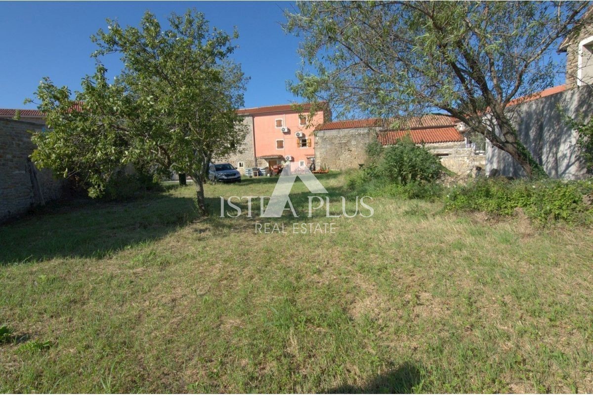TERRENO CON PERMESSO DI COSTRUIRE PER LA COSTRUZIONE DI UNA FORNITURA - DINTORNI DI BUJE