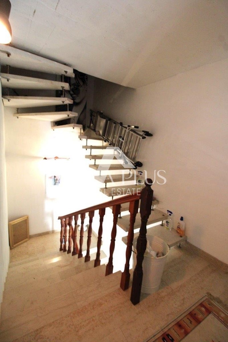 Casa bifamiliare con giardino vicino a Orsera