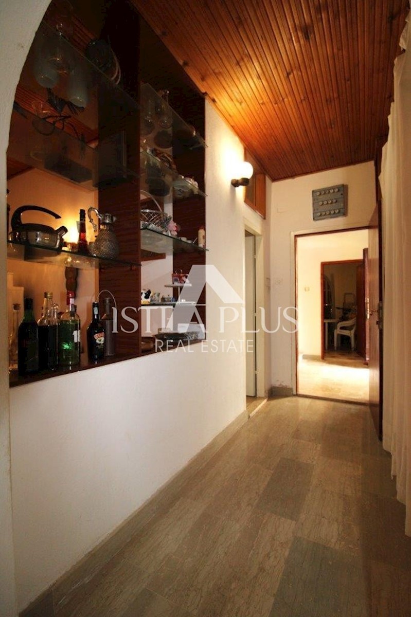 Casa bifamiliare con giardino vicino a Orsera