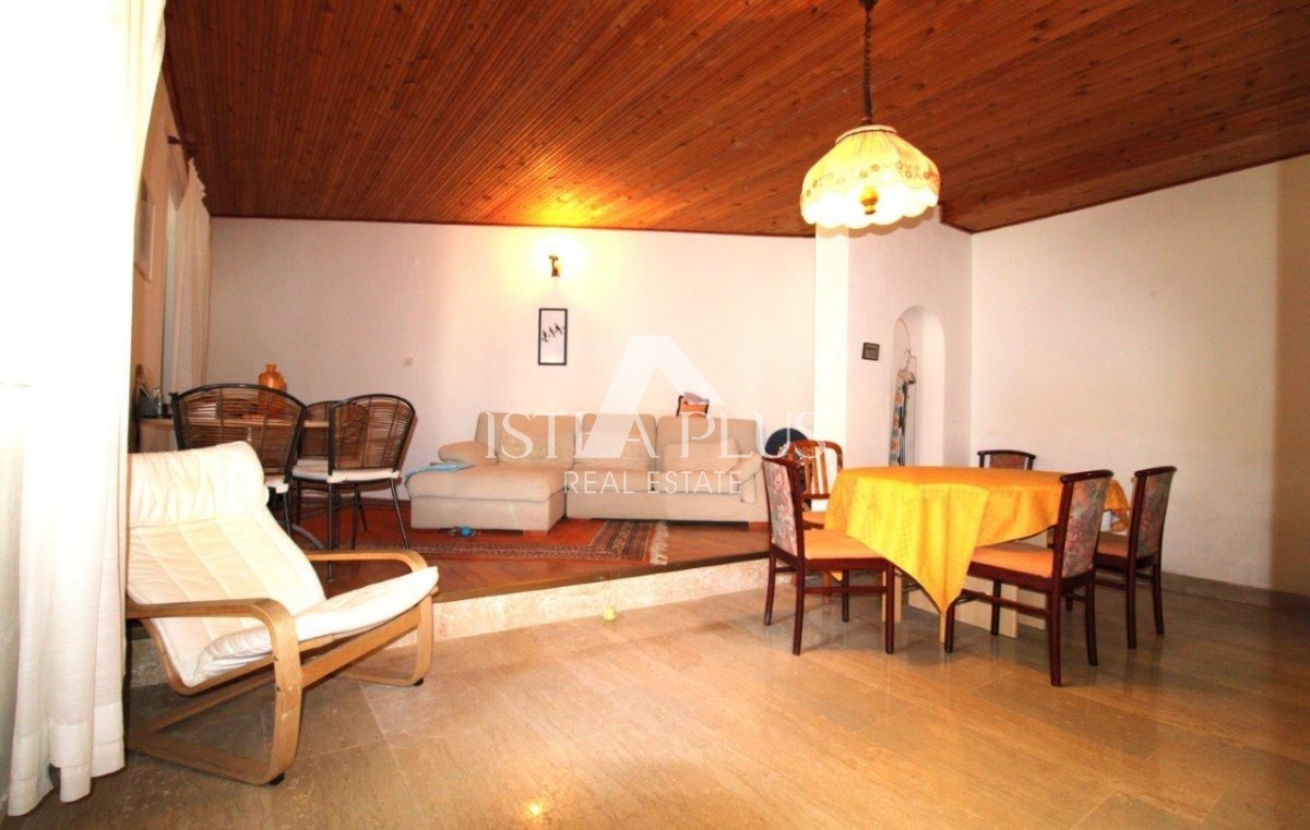 Casa bifamiliare con giardino vicino a Orsera