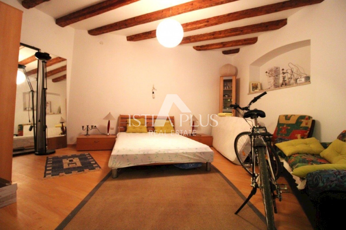 Casa bifamiliare con giardino vicino a Orsera