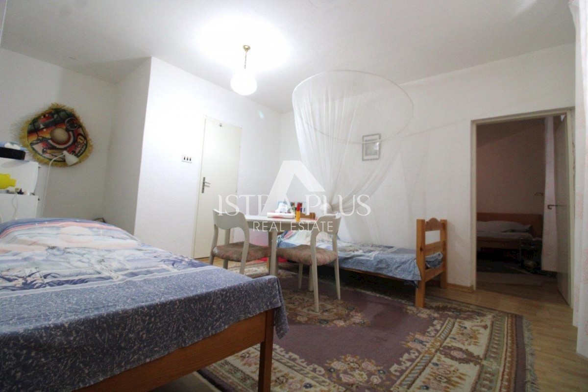 Casa bifamiliare con giardino vicino a Orsera