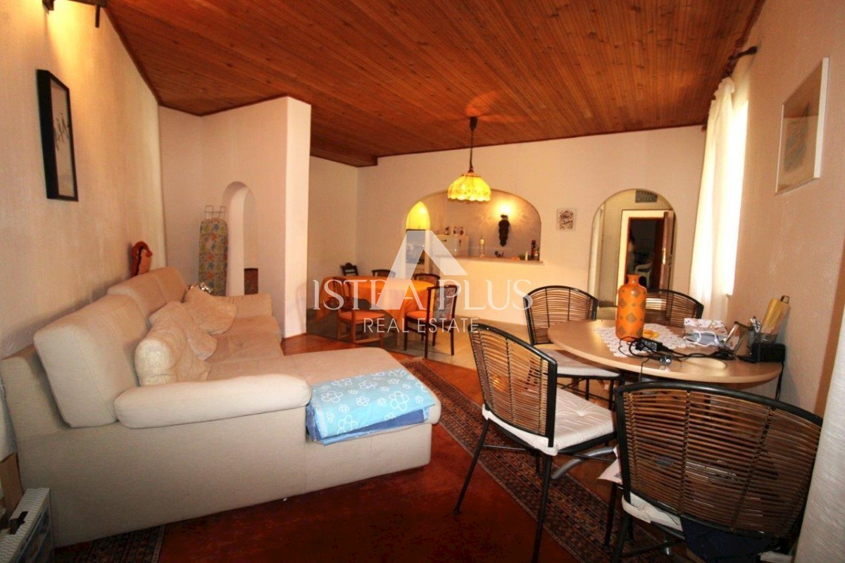 Casa bifamiliare con giardino vicino a Orsera