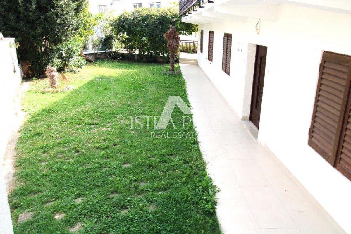 Casa bifamiliare con giardino vicino a Orsera