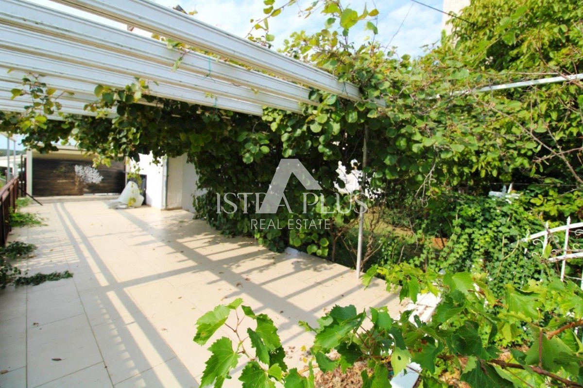 Casa bifamiliare con giardino vicino a Orsera