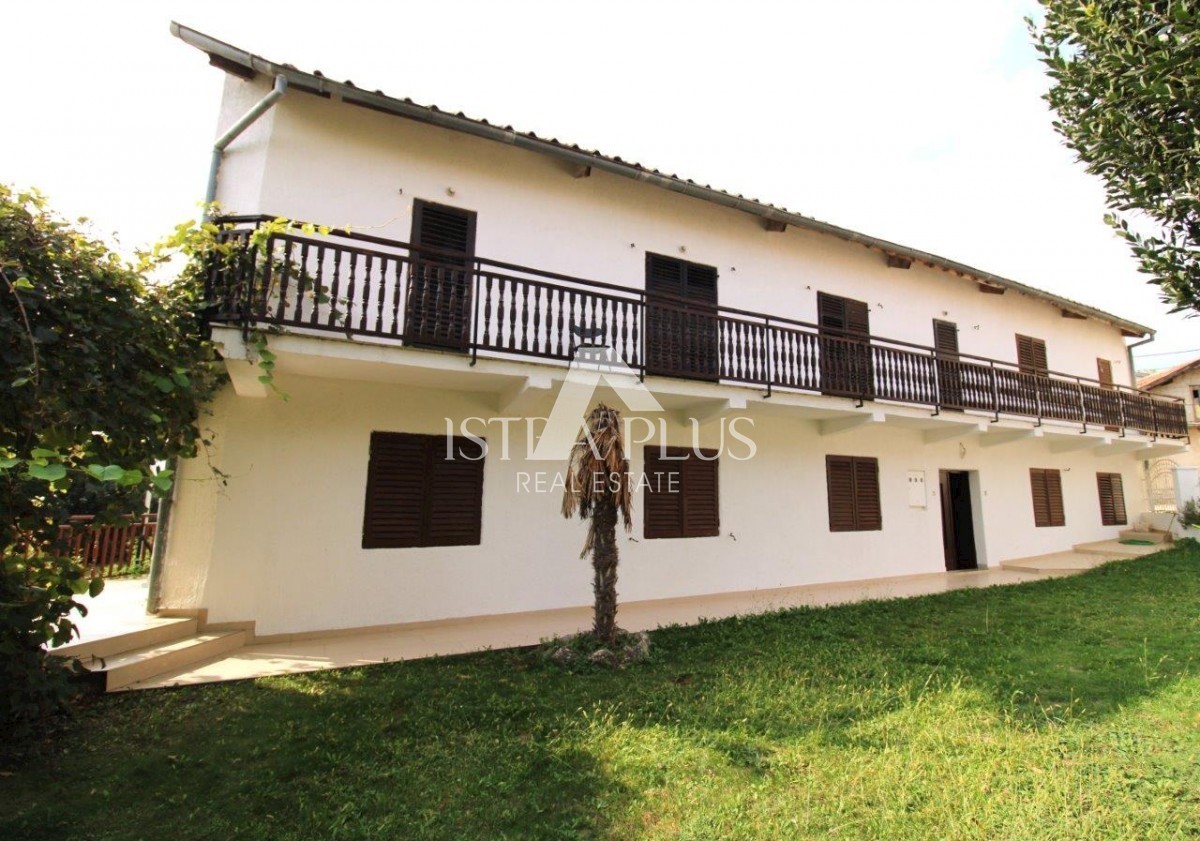 Casa bifamiliare con giardino vicino a Orsera
