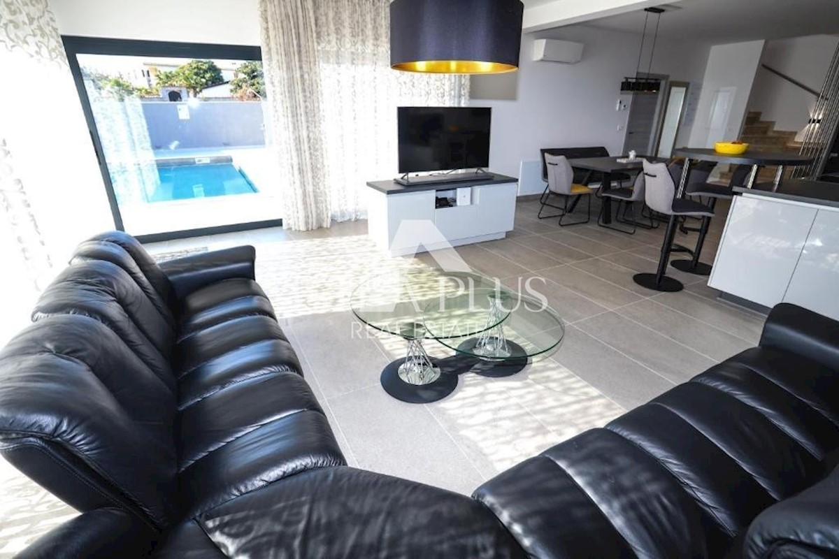 Parenzo - Villa con piscina a 800m dal mare
