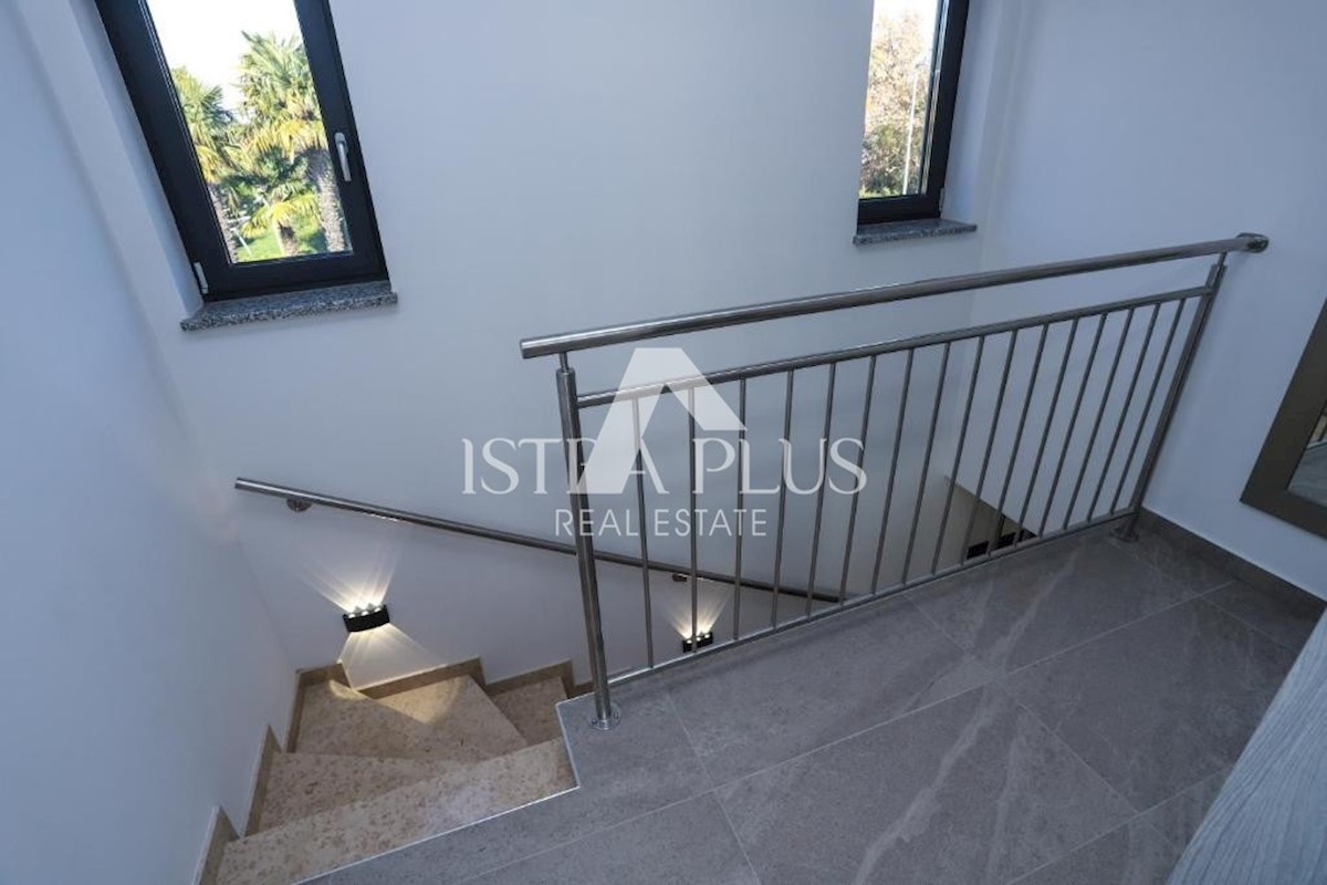 Parenzo - Villa con piscina a 800m dal mare