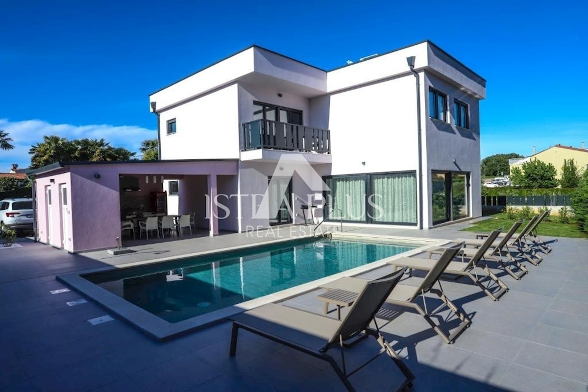Parenzo - Villa con piscina a 800m dal mare