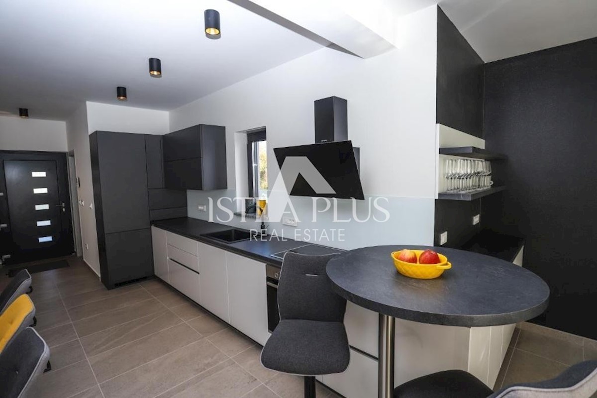 Parenzo - Villa con piscina a 800m dal mare