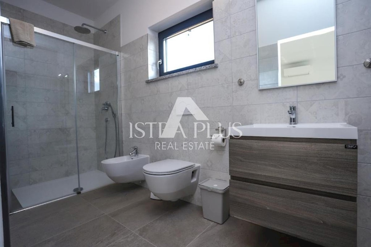 Parenzo - Villa con piscina a 800m dal mare