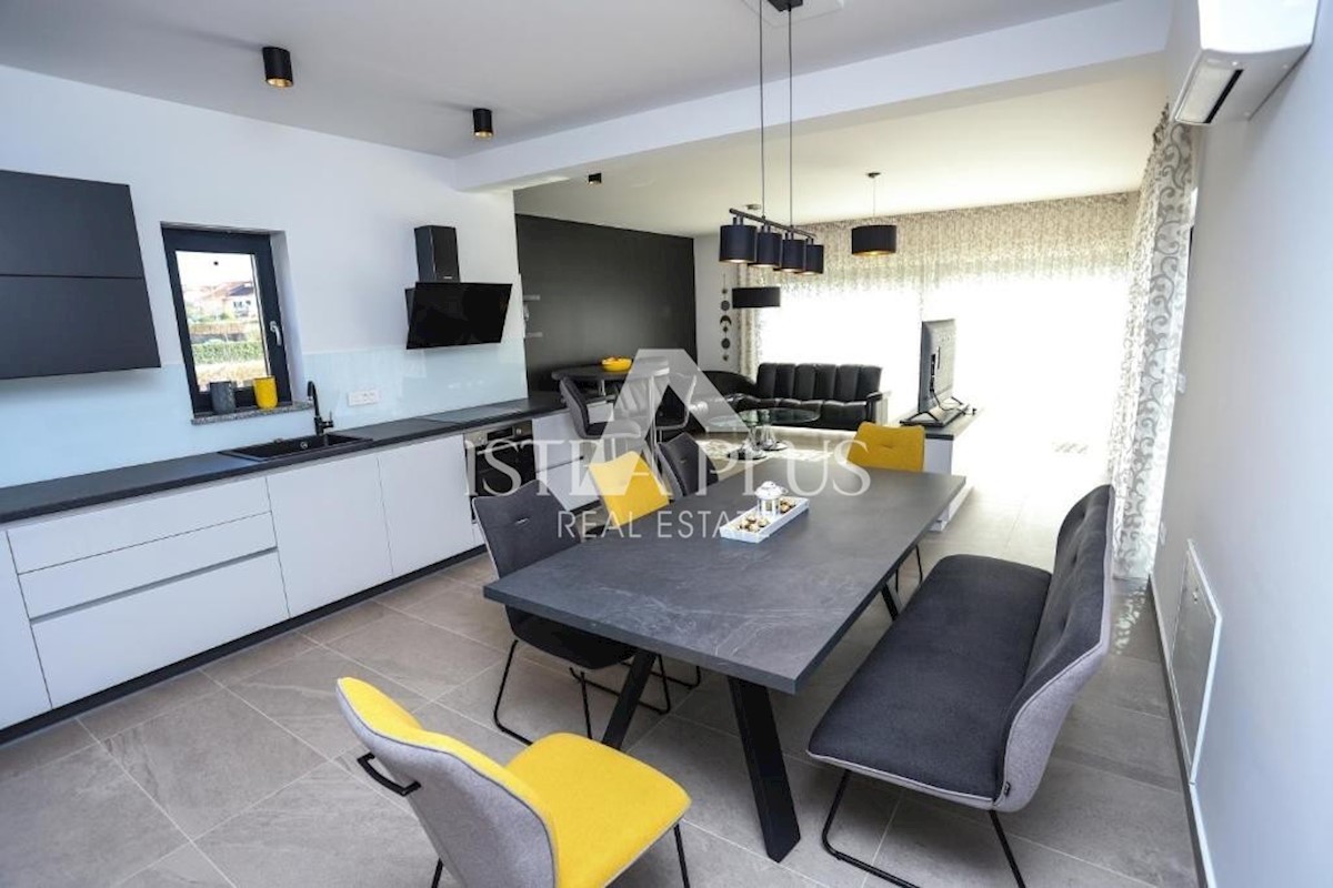 Parenzo - Villa con piscina a 800m dal mare