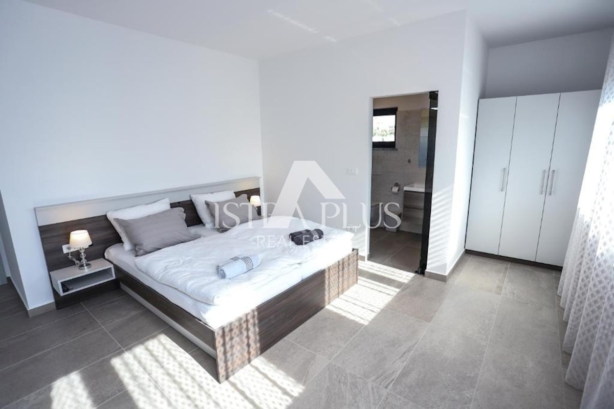 Parenzo - Villa con piscina a 800m dal mare