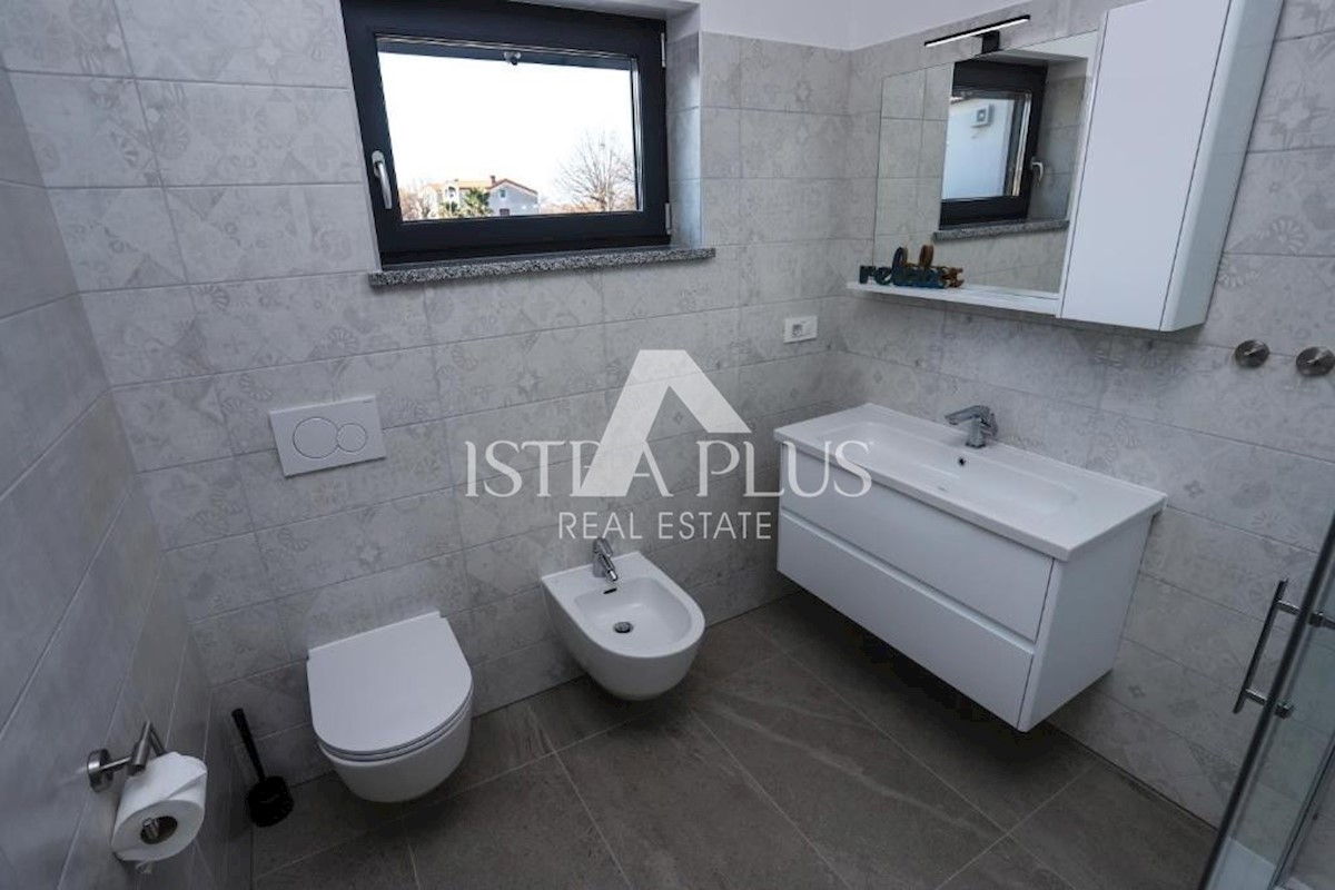 Parenzo - Villa con piscina a 800m dal mare
