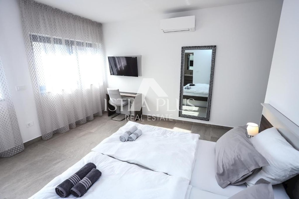 Parenzo - Villa con piscina a 800m dal mare