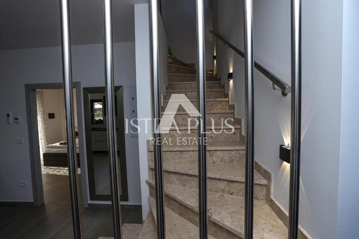 Parenzo - Villa con piscina a 800m dal mare