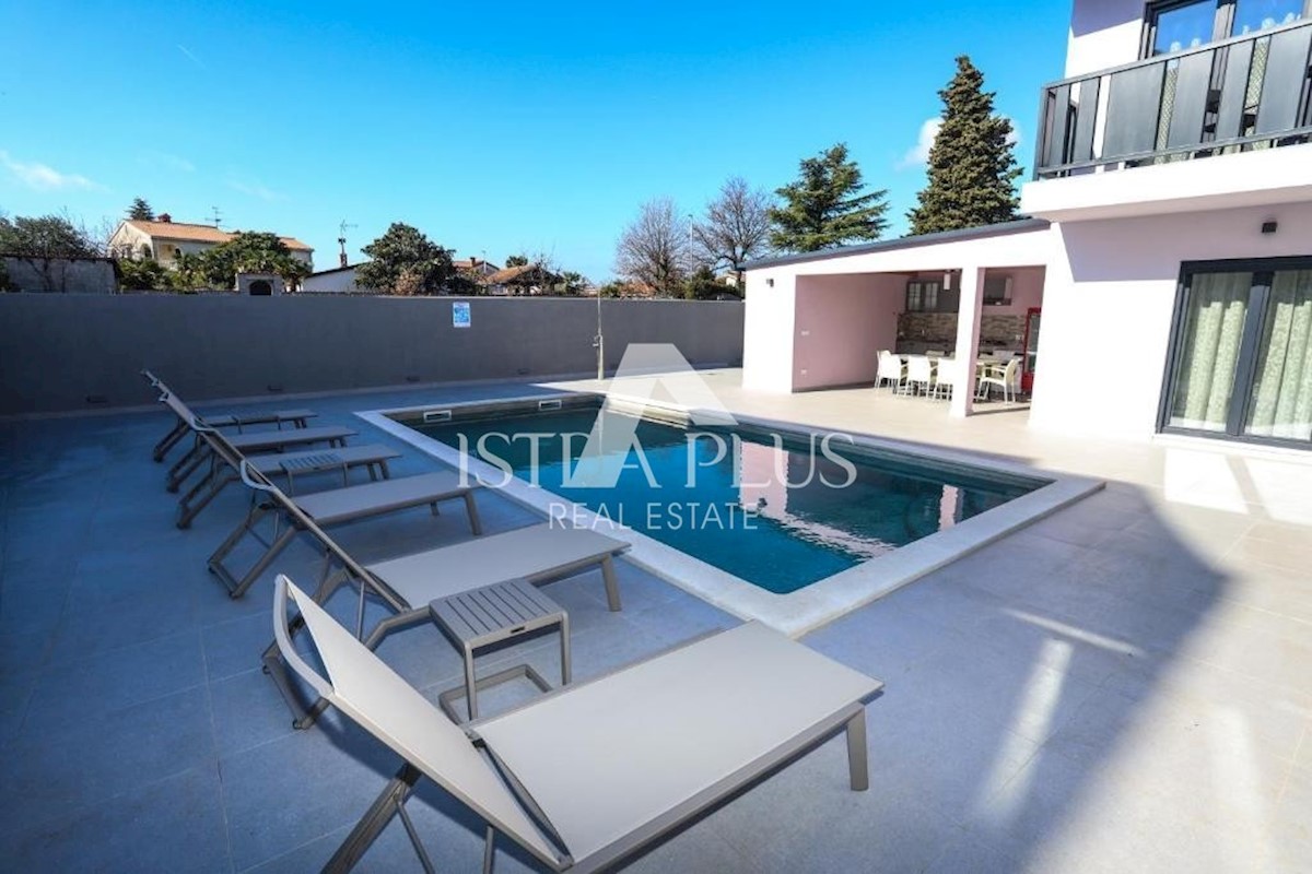 Parenzo - Villa con piscina a 800m dal mare
