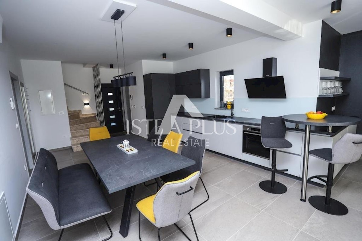 Parenzo - Villa con piscina a 800m dal mare
