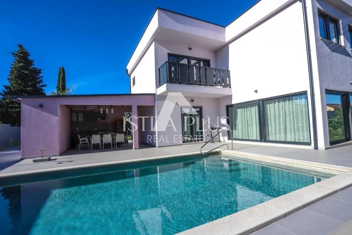 Parenzo - Villa con piscina a 800m dal mare