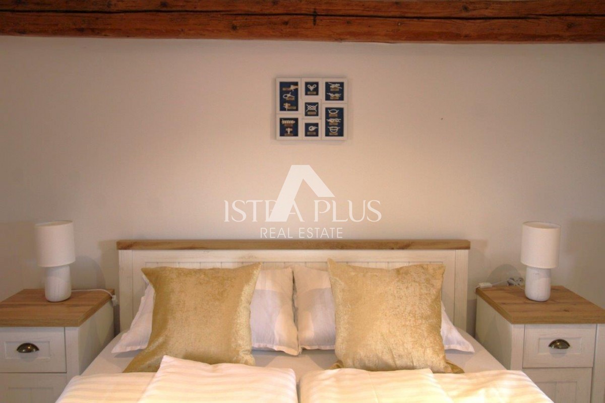 Bella casa in pietra con cortile nelle vicinanze di Parenzo