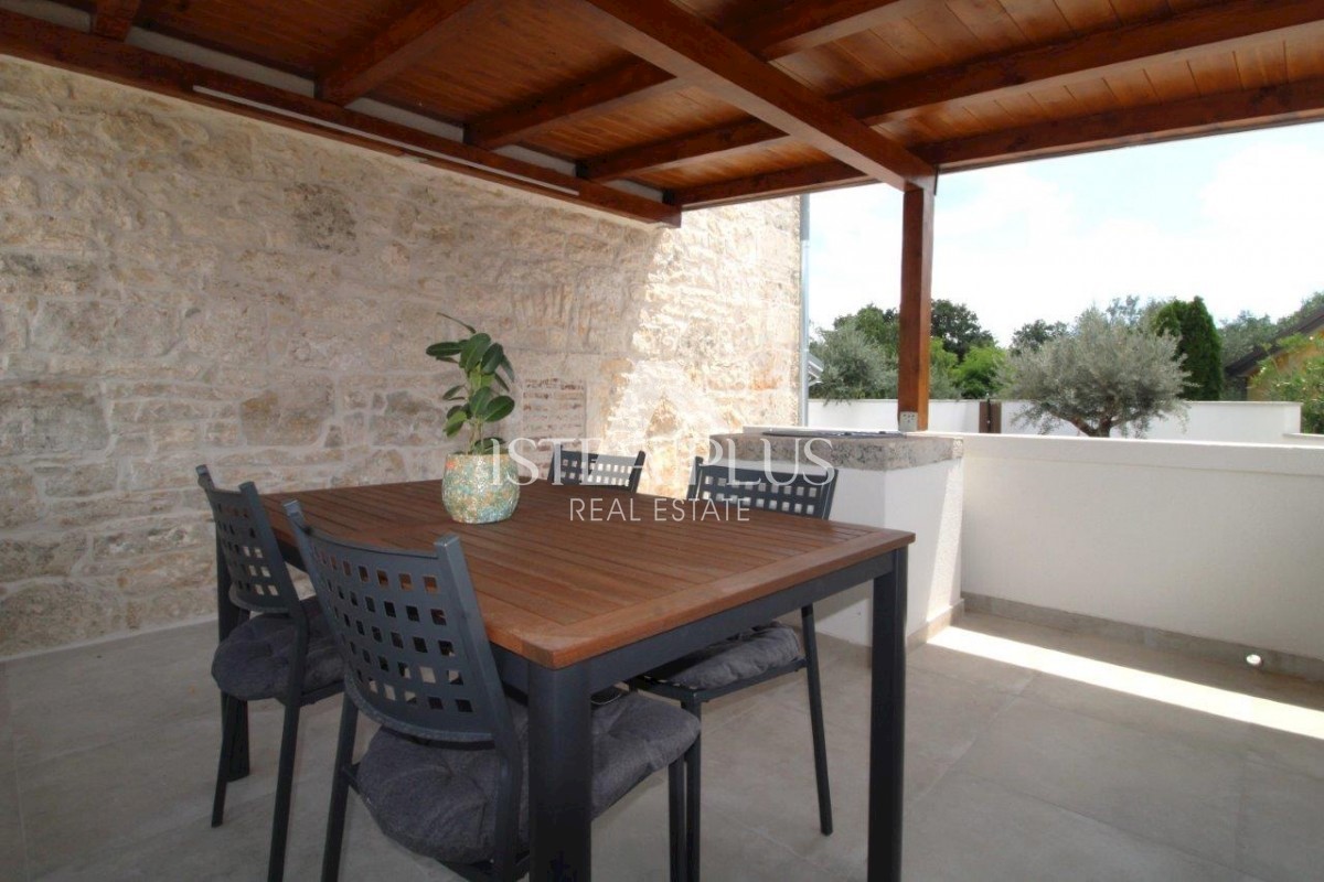 Bella casa in pietra con cortile nelle vicinanze di Parenzo