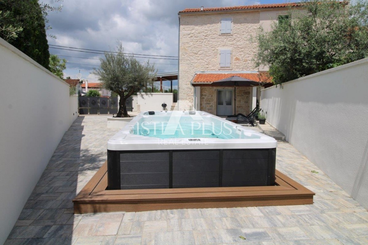 Bella casa in pietra con cortile nelle vicinanze di Parenzo