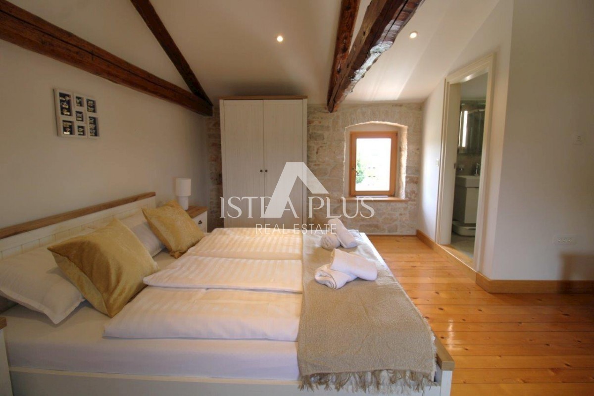 Bella casa in pietra con cortile nelle vicinanze di Parenzo