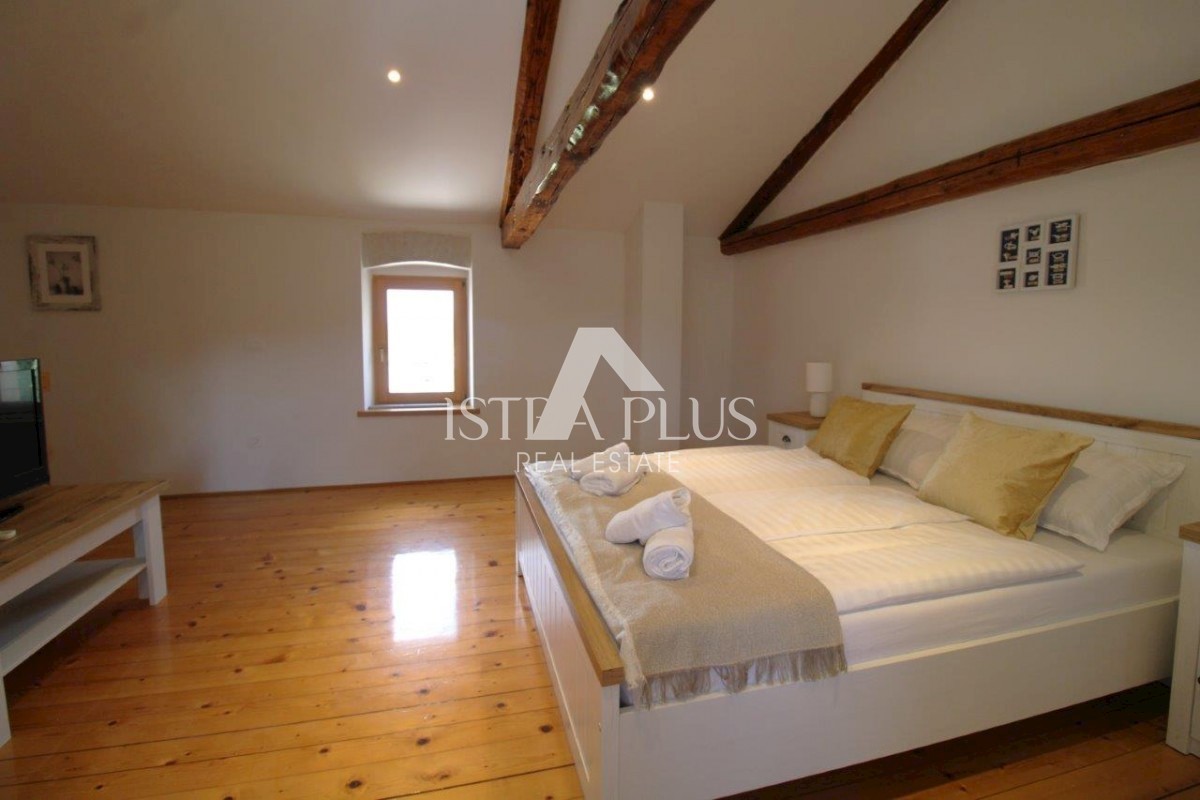 Bella casa in pietra con cortile nelle vicinanze di Parenzo