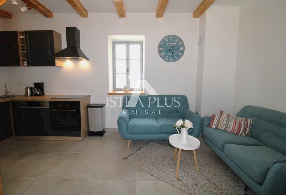 Bella casa in pietra con cortile nelle vicinanze di Parenzo