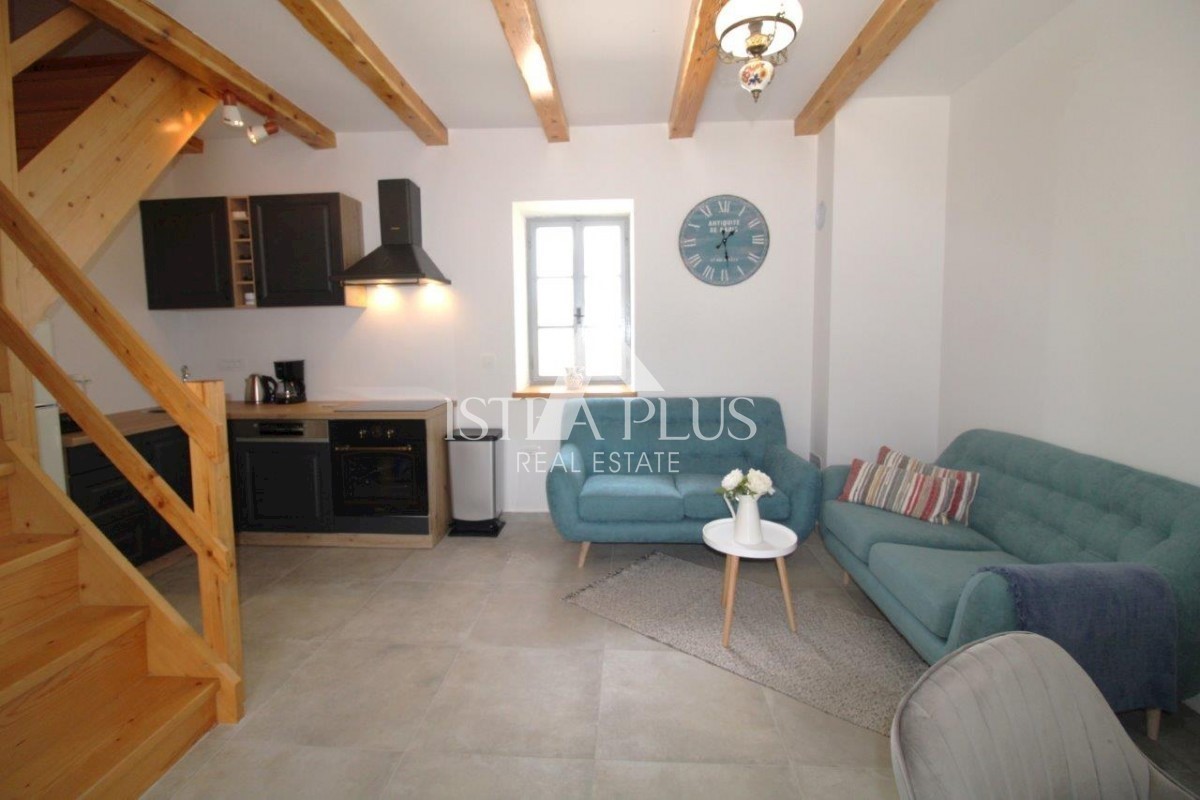 Bella casa in pietra con cortile nelle vicinanze di Parenzo