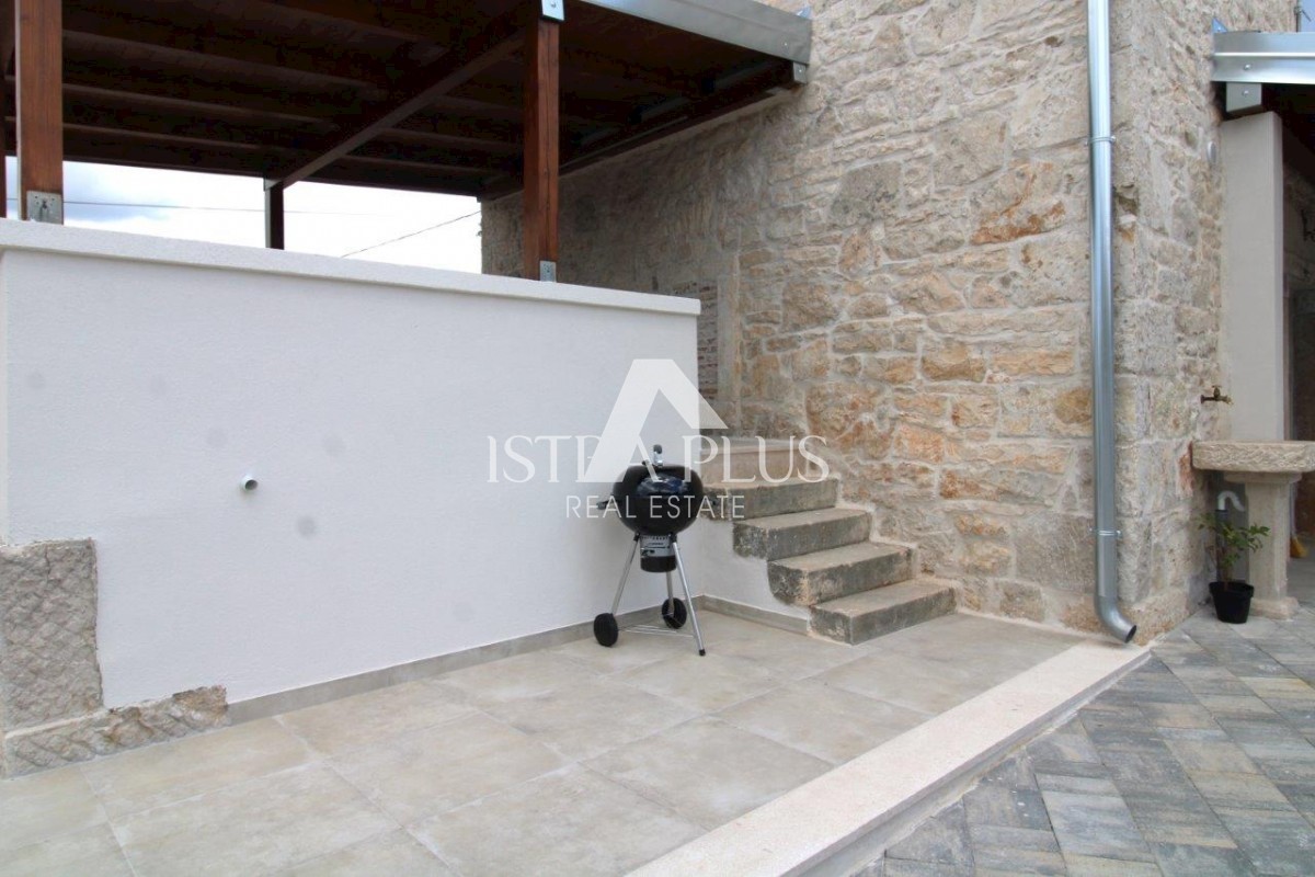 Bella casa in pietra con cortile nelle vicinanze di Parenzo
