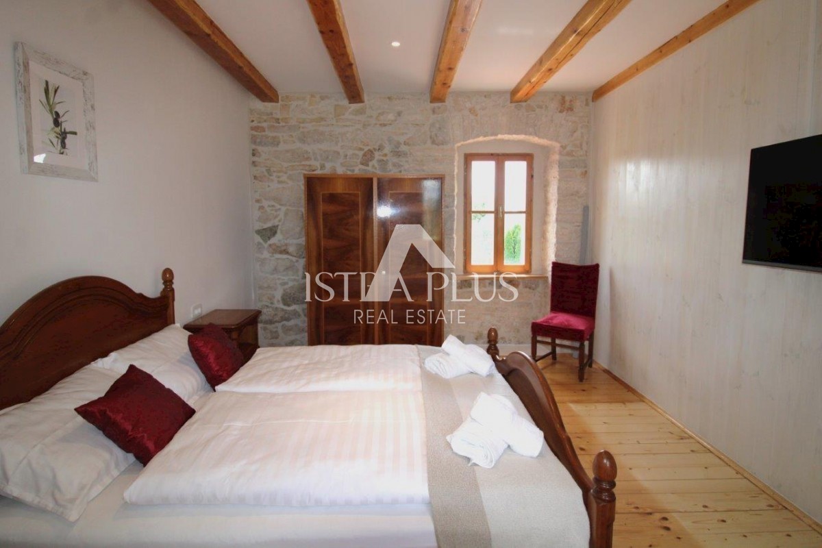 Bella casa in pietra con cortile nelle vicinanze di Parenzo
