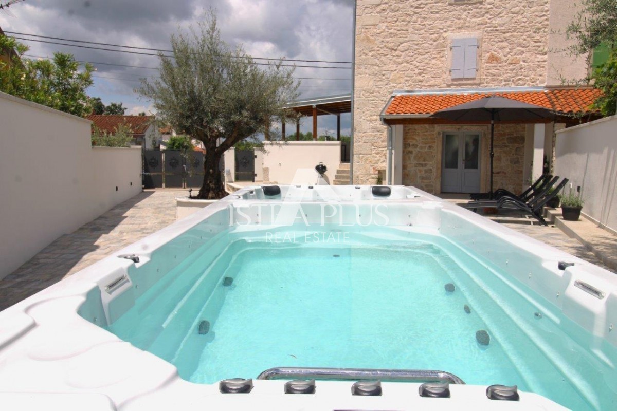 Bella casa in pietra con cortile nelle vicinanze di Parenzo