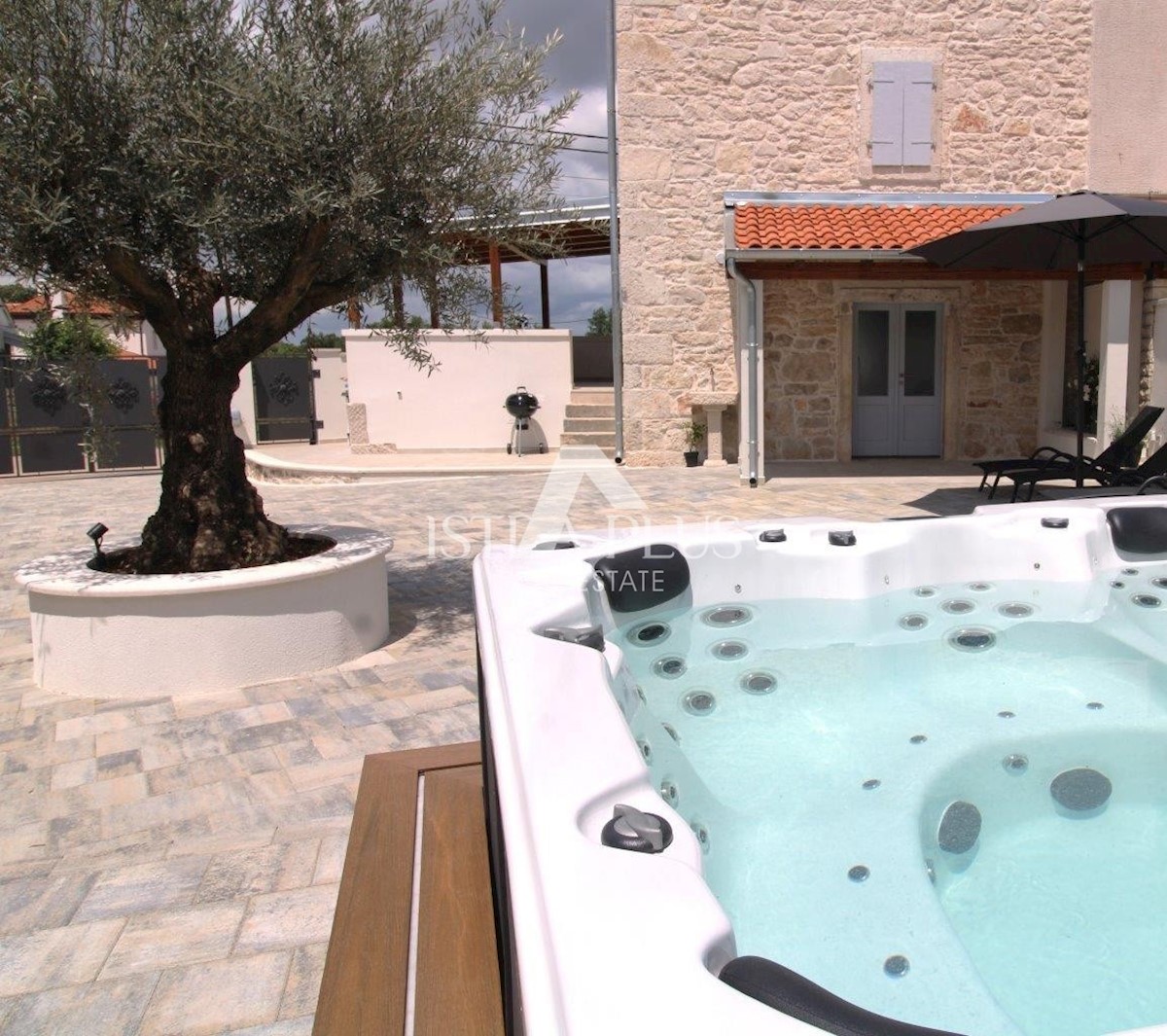 Bella casa in pietra con cortile nelle vicinanze di Parenzo