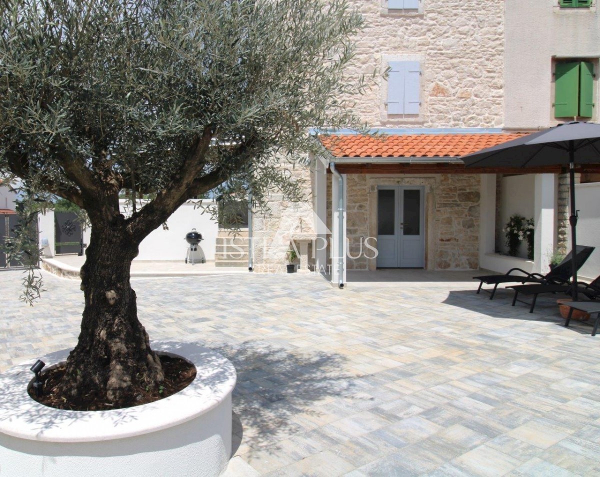 Bella casa in pietra con cortile nelle vicinanze di Parenzo