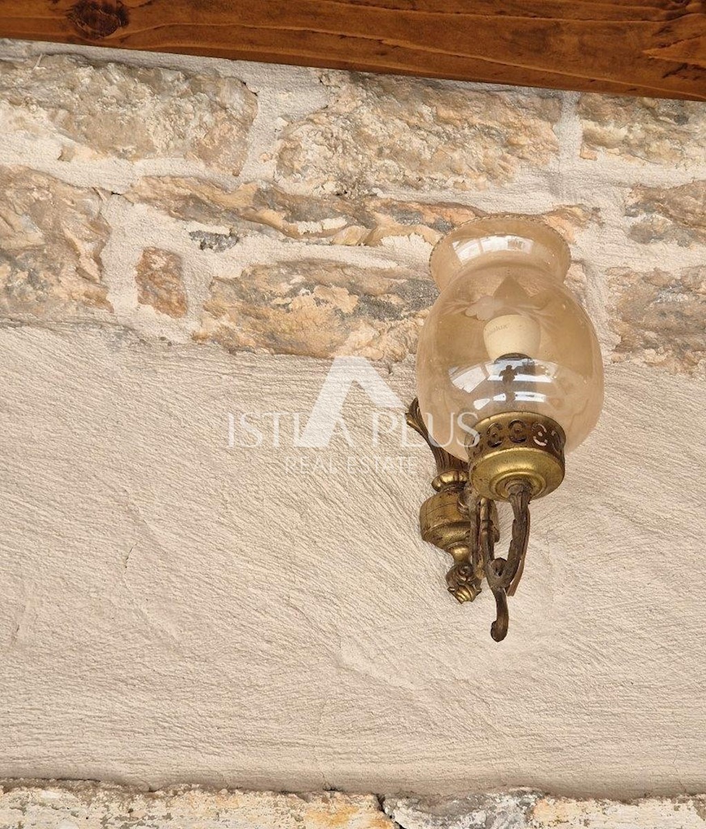 Bella casa in pietra con cortile nelle vicinanze di Parenzo