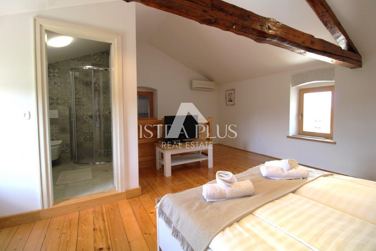 Bella casa in pietra con cortile nelle vicinanze di Parenzo