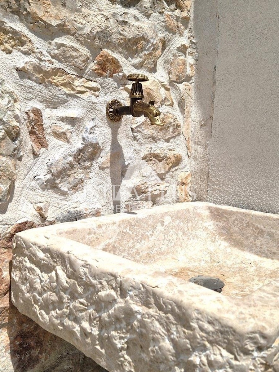 Bella casa in pietra con cortile nelle vicinanze di Parenzo