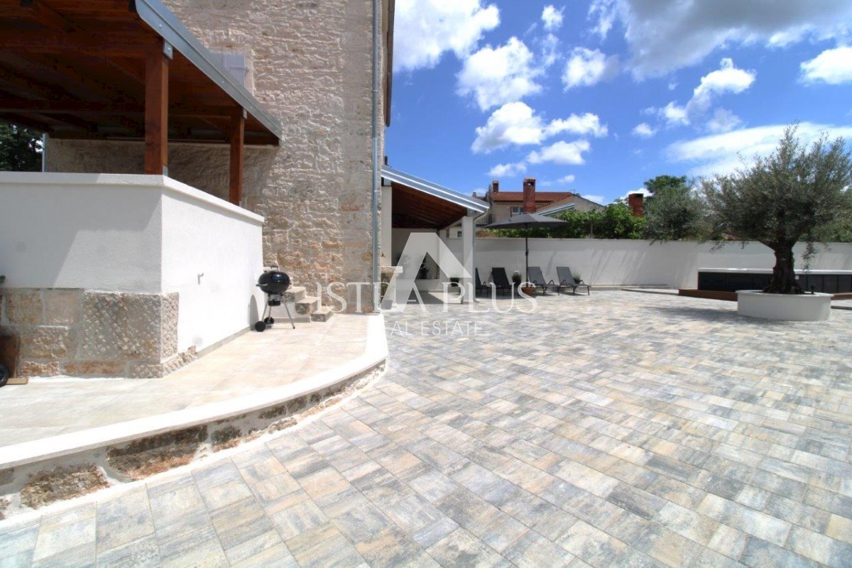 Bella casa in pietra con cortile nelle vicinanze di Parenzo